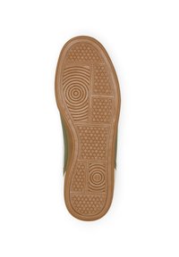 Podešev boty s texturovaným hnědým gumovým povrchem; má kruhové a obdélníkové vzory a zelený boční profil.