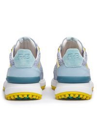 Modré a světle šedé tenisky s texturovaným vzorem, žlutými akcenty a bílou podešví s texturovaným vzorkem pro lepší přilnavost.
