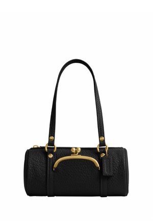 Sac à main cylindrique en cuir texturé noir avec longues anses et détails de fermoir doré, comprenant un petit cadre pour porte-monnaie à l’avant et une étiquette en cuir.