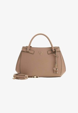 Bolso estructurado beige con textura sintética suave, doble asa superior, correa desmontable y herrajes en tono dorado. Incluye un logo y un colgante característicos.