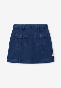 Denim rok in donkerblauw, met twee voorzakken met zilveren drukknopen, riemlussen en een merketiket aan de onderzijde rechts.
