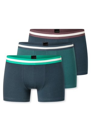 Drei Paar Herren-Boxershorts in Blau, Türkis und Dunkelblau mit kontrastfarbenen Bündchen und kleinen schwarzen Markentags vorne in der Mitte.