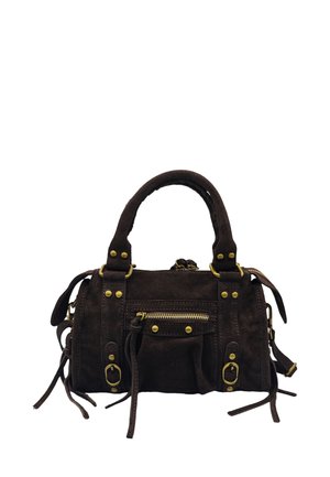 Sac à main en daim marron foncé avec poignées doubles, poche zippée, quincaillerie décorative et glands sur les côtés ; présente un design compact et structuré.