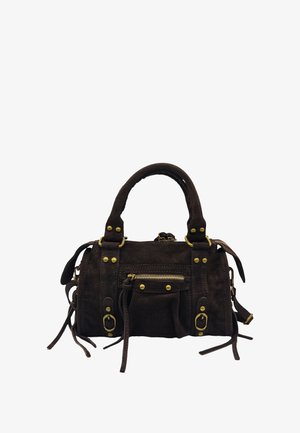 Sac à main en daim marron foncé avec poignées doubles, poche zippée, quincaillerie décorative et glands sur les côtés ; présente un design compact et structuré.