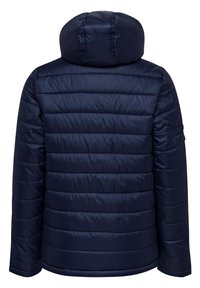 Marinblå puffjacka med horisontella quiltade sektioner, huva och en slät yta. Har elastiska muddarmar och en rak nederkant.