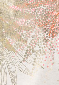 Witte stof met een bloemmotief in gouden, koralen en roze accenten, met textuurpuntjes en lijnen.