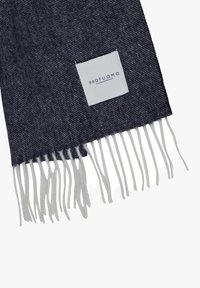 Mörkblå vävd scarf med vita fransar, med en fyrkantig tygetikett med "PROFUOMO" tryckt i mörk text.