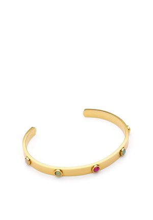 Pulsera de brazalete abierta de oro con cuatro pequeñas piedras redondas en rosa, verde y azul espaciadas uniformemente a lo largo de la banda sobre un fondo blanco.