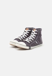 Wysokie sneakersy w ciemnoszarym płótnie z białymi sznurówkami, gumowymi osłonami palców i paskowanymi podeszwami. Zawierają skórzany akcent na języku.