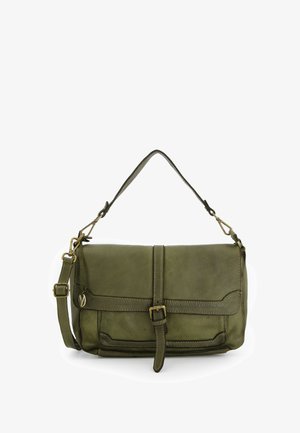 Olivengrøn læderhåndtaske med flaplukning, justerbar rem, sidelomme og messingdetaljer. Glat tekstur med synlig syning.