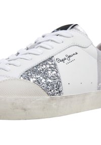 Sneaker bianca con pannello in glitter argento, lacci bianchi, punta testurizzata e marchio "Pepe Jeans London" sul lato.
