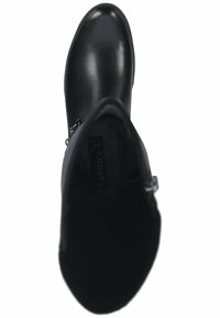 Botas negras hechas de cuero suave, con punta redonda, tacón bajo y cierre de cremallera lateral, con un forro interior suave.