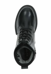 Stivale alla caviglia in pelle nera con punta arrotondata, lacci sul davanti, zip laterale, colletto imbottito e rivestimento interno morbido. Texture liscia con accenti minimali.