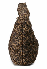 Borsa a mano in tessuto trapuntato con stampa leopardata nelle tonalità di marrone e nero, caratterizzata da una forma arrotondata e una tracolla piatta per il trasporto.