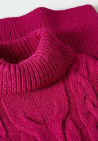 Suéter de punto fucsia con un grueso cuello de tortuga acanalado y un patrón de trenzas texturizado. Material suave y grueso, que muestra un color intenso y calidez.