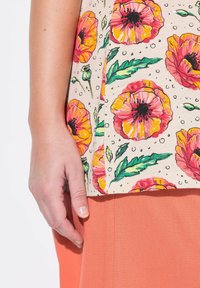 Ulla Popken SHORT SLEEVE POPPY - Camiseta estampada - pearl white