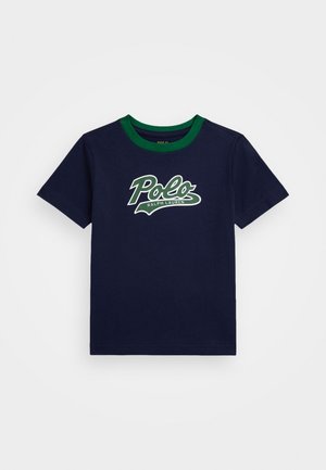 Camiseta de algodón azul marino con cuello redondo verde, con un logo impreso en blanco y verde "Polo" en el centro del frente. Mangas cortas.