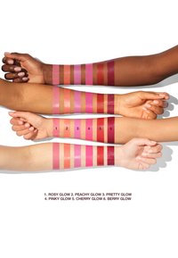 Farbproben von sechs Lippenfarben auf unterschiedlichen Hauttönen: Die Nuancen umfassen rosiges Pink, Pfirsich, tiefes Rot und Beere, nummeriert von 1 bis 6.