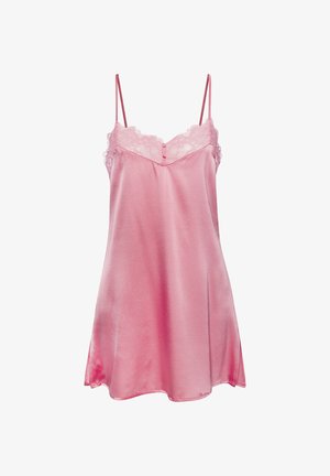 Roze satijnen slipjurk met dunne bandjes en kanten rand langs de halslijn en bovenste borst, voorzien van kleine decoratieve knoopjes in het midden.