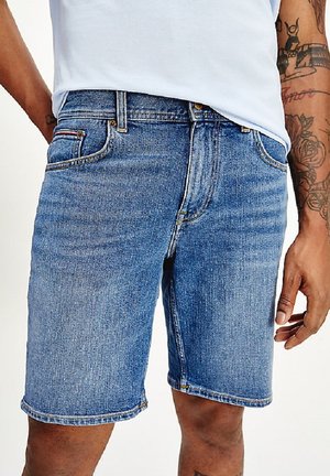 Denim shorts i mellemblå med en falmet struktur. Har forstærket syning, fem lommer og et lige ben-design.
