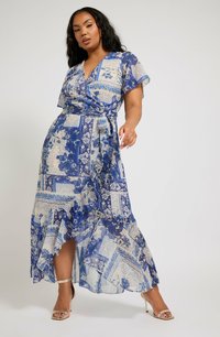 Maxi-mekko sinisessä kukkakuosissa, jossa on kietaisusuunnittelu, lyhyet hihat ja röyhelöhelma, valmistettu kevyestä, tekstuurista kankaasta. Korostettu vyöllä.