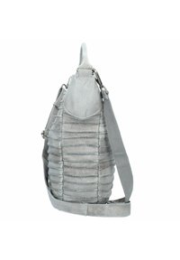 Szara skórzana torba o fakturowanej, żebrowanej strukturze, eleganckim kształcie i regulowanym pasku. Z elementami wykończenia w kolorze srebrnym.