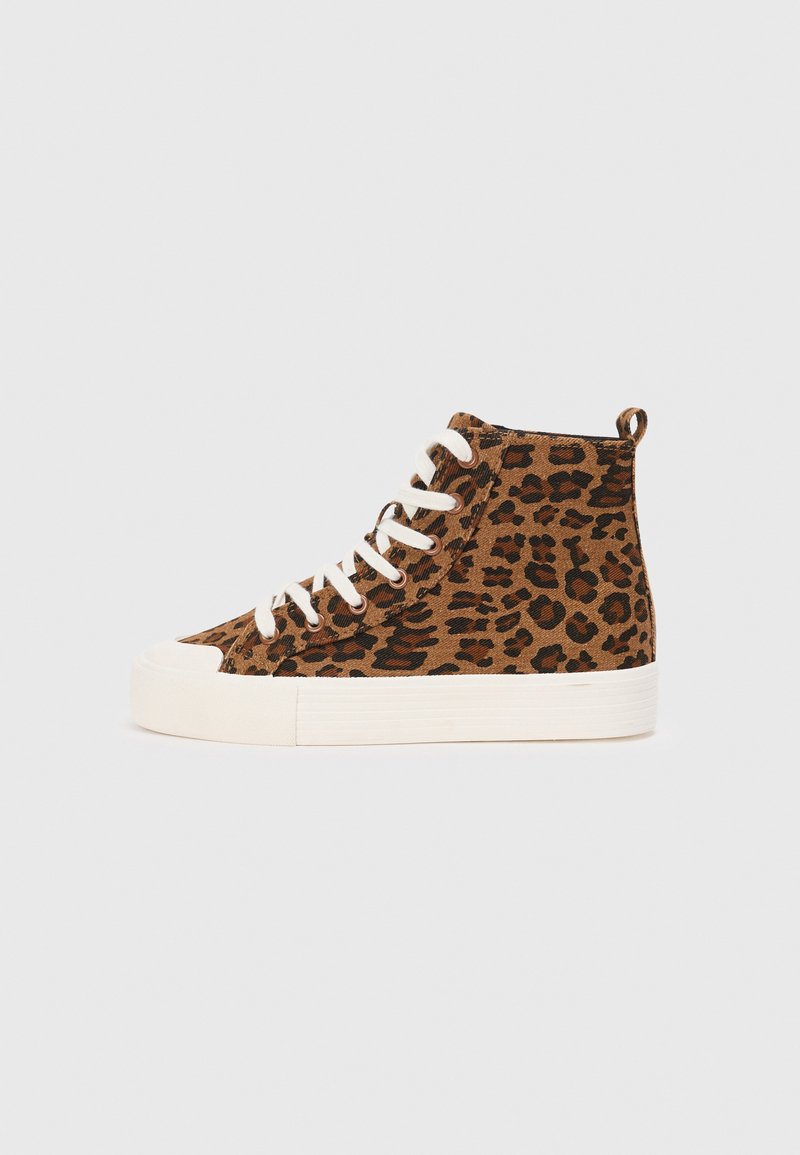 Wysokie trampki wykonane z teksturowanej brązowej tkaniny w leopardzi wzór, z białymi sznurówkami i kontrastującą, kremową gumową podeszwą.