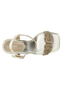 Goldfarbene, metallische High-Heel-Sandalen mit quadratischer Zehenpartie, einem Riemen und geflochtenem Dekoband. Glatte Textur, verstellbarer Knöchelriemen.