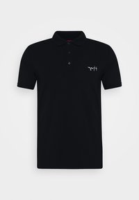 Polo noir à manches courtes avec trois boutons et petit logo blanc en cursive sur la poitrine gauche.