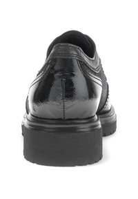 Scarpe in pelle nera con finitura lucida, punta arrotondata, tacco basso e pannelli laterali texturizzati. Presentano cuciture a contrasto e suola in gomma resistente.
