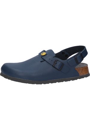 Navyblaue Clogs mit schwarzem verstellbarem Schnallenverschluss, Korkakzent an der Ferse, Gummisohle und glattem synthetischem Material.
