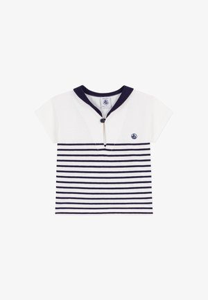 T-shirt en coton blanc avec des rayures horizontales bleu marine, un col bleu marine, des manches courtes et un détail de boutons à l'avant. Comprend un logo sur le côté gauche.