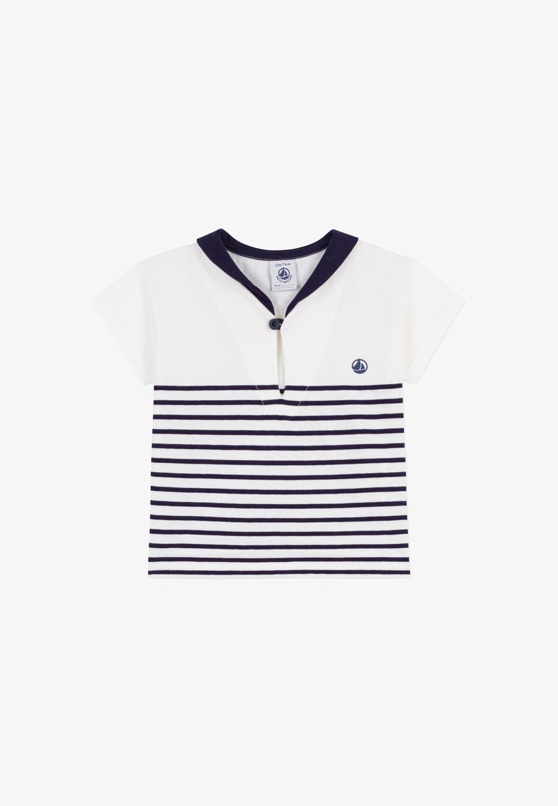 T-shirt en coton blanc avec des rayures horizontales bleu marine, un col bleu marine, des manches courtes et un détail de boutons à l'avant. Comprend un logo sur le côté gauche.