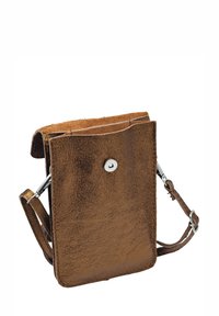 Sac bandoulière en cuir marron avec une surface texturée, fermeture à pression magnétique et une sangle amovible. Présente un design minimaliste.