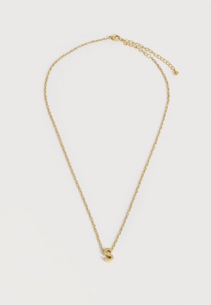 Λεπτό χρυσό κολιέ με ρυθμιζόμενο κούμπωμα και ένα μικρό χρυσό μενταγιόν με το γράμμα "S" στο κέντρο σε λευκό φόντο.