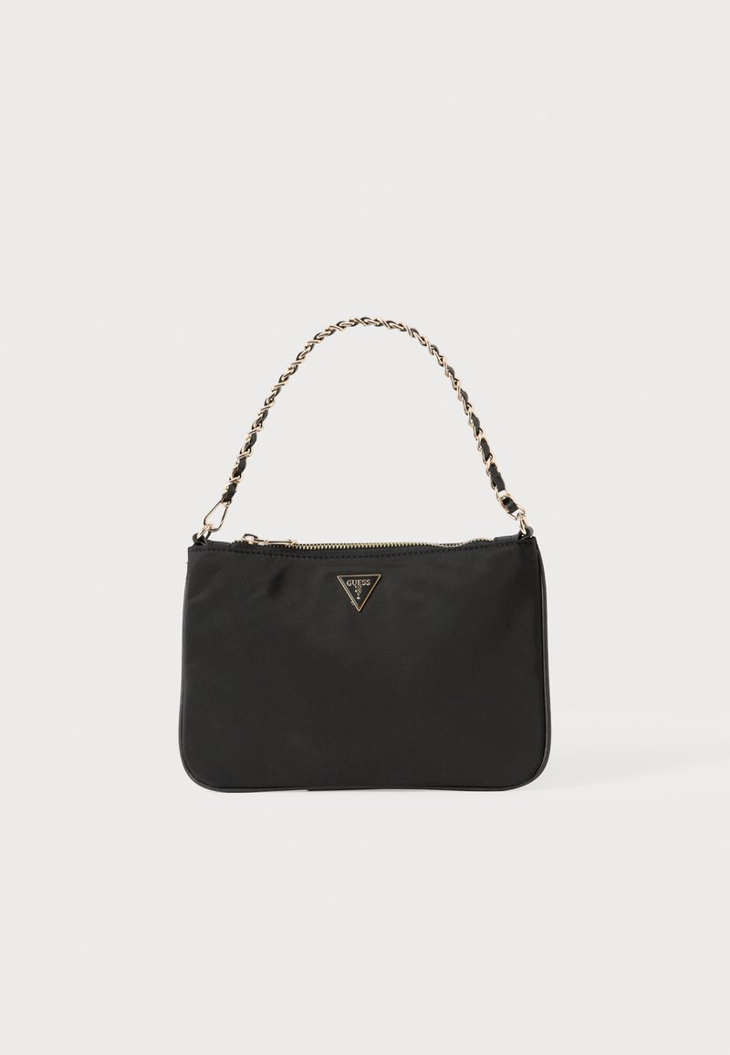 Μαύρη τσάντα χειρός από νάιλον με χρυσή αλυσίδα ως λαβή, ορθογώνιο σχήμα, τρίγωνο λογότυπο στο μπροστινό μέρος και επάνω φερμουάρ κλεισίματος. Με λεία υφή.