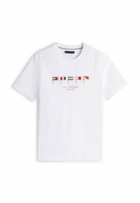 T-shirt bianca in cotone con un design ricamato che presenta bandiere colorate e il testo "HILFIGER Since 1985" sotto il grafico.