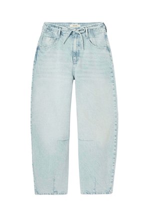 Jean denim bleu clair taille haute avec une coupe ample, poches avant, passants pour ceinture et ceinture en tissu nouée à la taille.