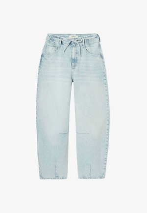 Jean denim bleu clair taille haute avec une coupe ample, poches avant, passants pour ceinture et ceinture en tissu nouée à la taille.