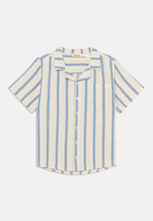 Camisa de manga curta, com colarinho, na cor creme com riscas verticais azuis e azul-marinho, apresentando um único bolso e fecho frontal com botões.