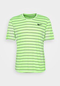 Camiseta atlética de manga corta verde brillante con rayas horizontales negras y un pequeño logo negro de Nike en el lado izquierdo del pecho. Tejido suave y ligero.