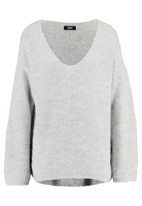 Helles graues Strickpullover mit tiefem V-Ausschnitt, lockerer Passform, langen Ärmeln und gerippter Textur. Seitliche Schlitze am Saum fördern die Bewegungsfreiheit.