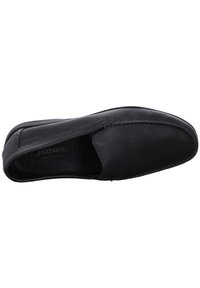 Zwarte instap schoen met een gestructureerd leren bovenwerk, minimale stiksels en een gladde voering. Bevat een ronde neus en subtiele branding.