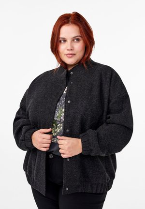 Veste en laine gris foncé au look décontracté, avec des boutons pression, des poignets et un ourlet côtelés, dotée d'un col rond et d'une texture douce.