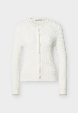 Cardigan blanc en maille torsadée avec manches longues, encolure ronde, fermeture boutonnée à l'avant et bordure beige subtile aux poignets et à l'encolure.