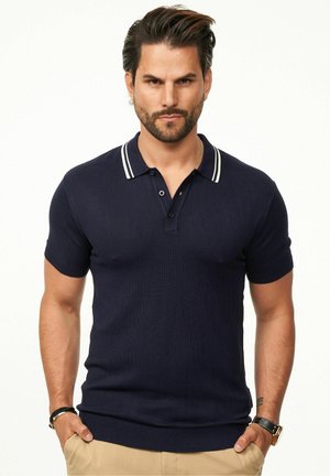 Marineblaues Poloshirt mit kurzen Ärmeln, weißem gestreiftem Kragen, zwei Knöpfen und taillierter Passform. Glatte Stricktextur mit geripptem Saum und Bündchen.
