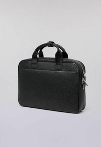 Svart texturerad reseväska med dubbla handtag, dragkedjestängning och släta accenter. Rektangulär form, hållbart material och minimalistisk design.