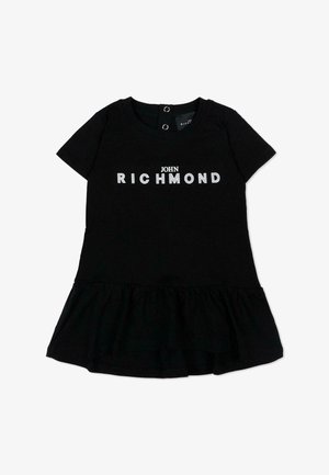 Abito nero a maniche corte con orlo arricciato, scollo rotondo, bottoni a pressione sul retro e scritta "John Richmond" bianca sul petto.