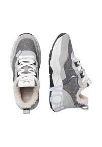 Sneaker grigie e bianche con una combinazione di feltro e tessuto testurizzato, fodera in morbido shearling, lacci bianchi e suola in gomma.