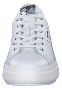 Hvide sneakers med rund tå, teksturerede snørebånd, sølvdetaljer på tungen og grønne detaljer på siderne. Glat lædermateriale.